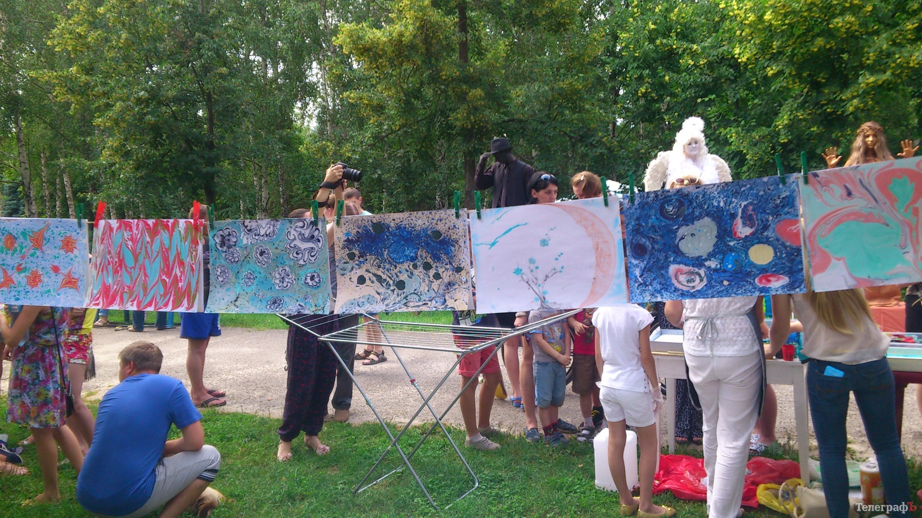 Кременчужане научились ковать подковы, делать вручную посуду и рисовать на воде Кременчужане научились ковать подковы, делать вручную посуду и рисовать на воде