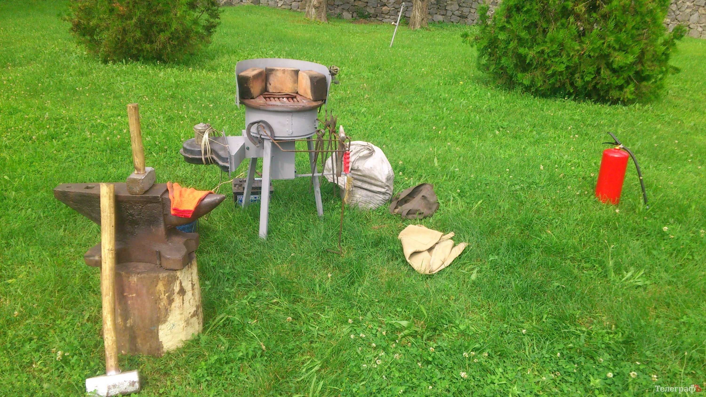 Кременчужане научились ковать подковы, делать вручную посуду и рисовать на воде Кременчужане научились ковать подковы, делать вручную посуду и рисовать на воде