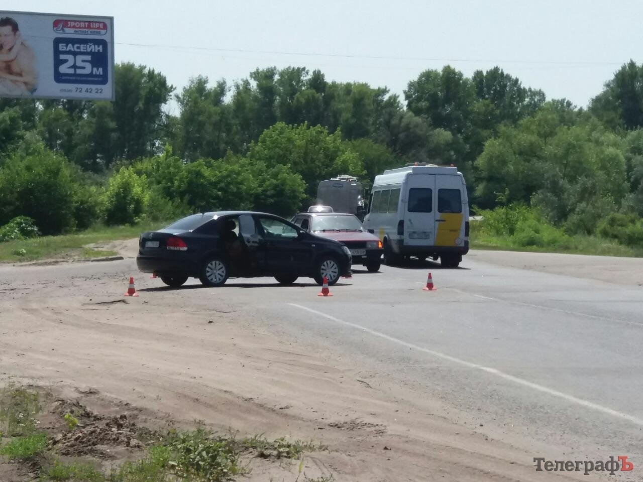В Кременчуге в районе поворота на Горишние Плавни столкнулись три автомобиля В Кременчуге в районе поворота на Горишние Плавни столкнулись три автомобиля