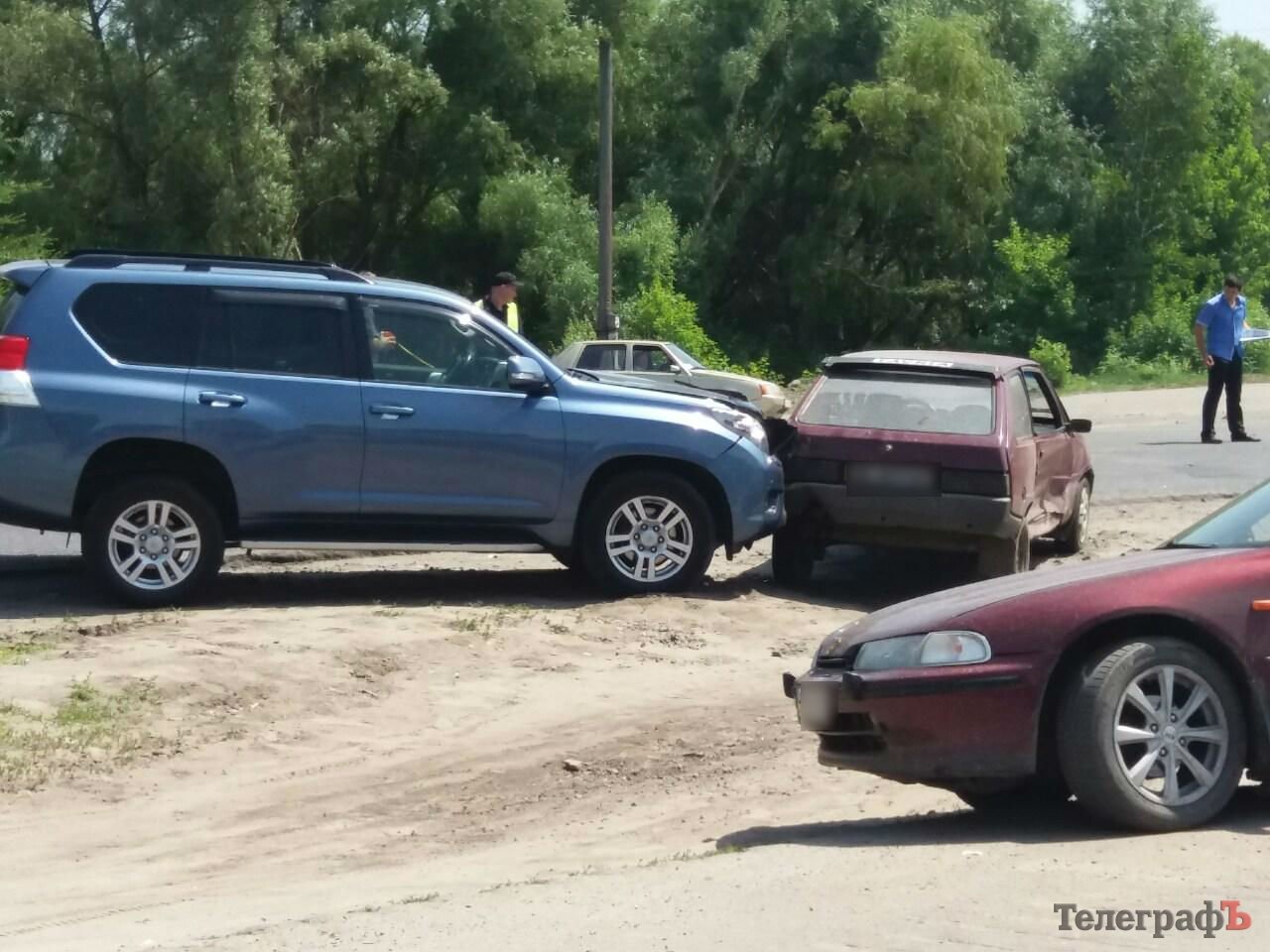 В Кременчуге в районе поворота на Горишние Плавни столкнулись три автомобиля В Кременчуге в районе поворота на Горишние Плавни столкнулись три автомобиля