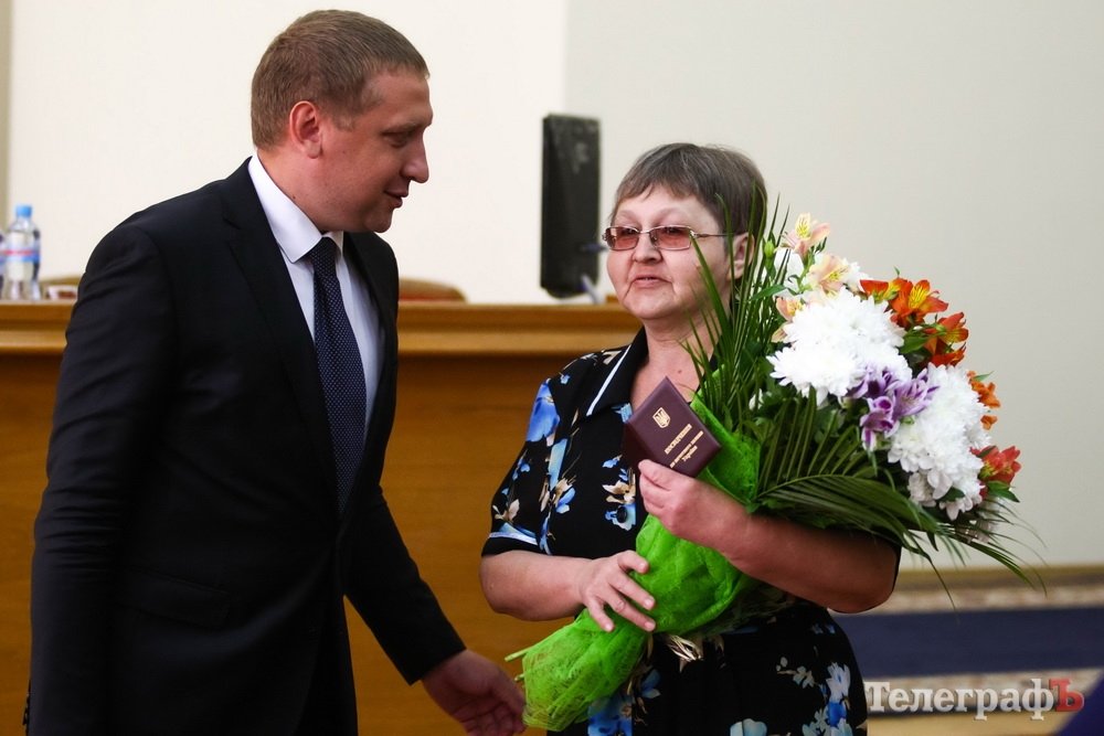 Кременчужанці Надії Алєксєєнко вручили знак «Мати-героїня» Кременчужанці Надії Алєксєєнко вручили знак «Мати-героїня»