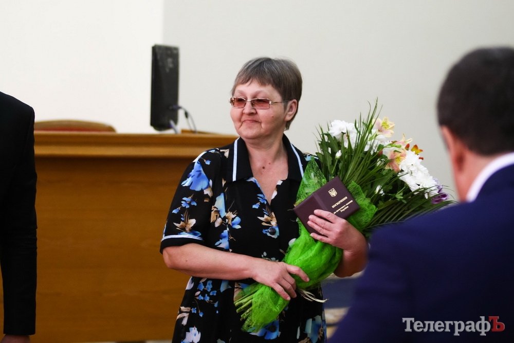 Кременчужанці Надії Алєксєєнко вручили знак «Мати-героїня» Кременчужанці Надії Алєксєєнко вручили знак «Мати-героїня»