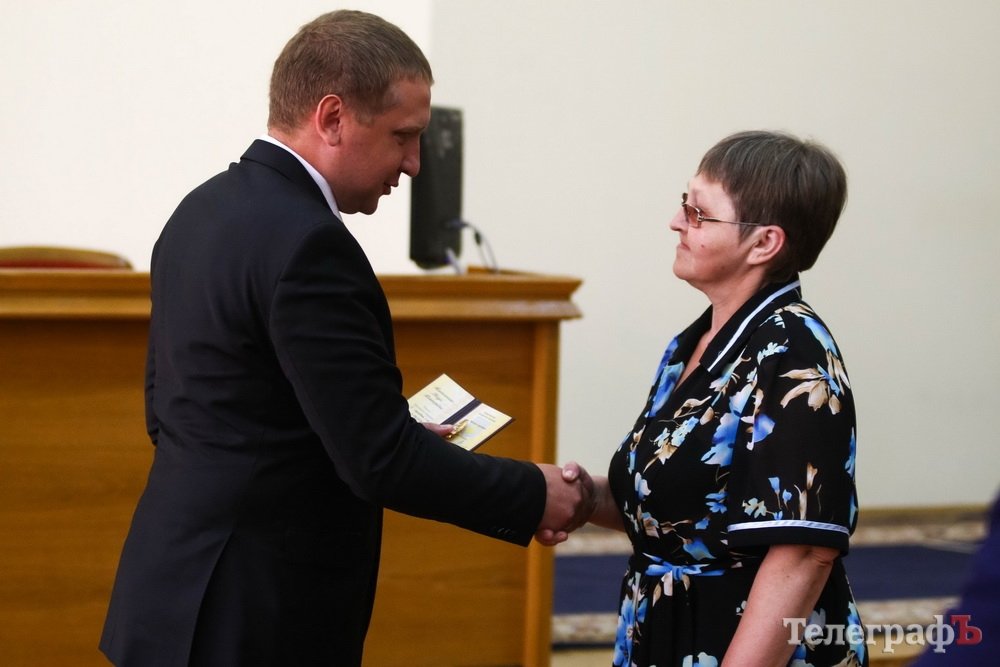 Кременчужанці Надії Алєксєєнко вручили знак «Мати-героїня» Кременчужанці Надії Алєксєєнко вручили знак «Мати-героїня»