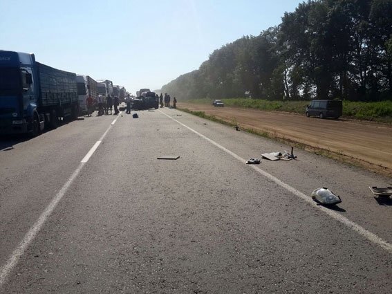 На киевской трассе Toyota Corolla «смяло» двумя грузовиками. Погибли два человека На киевской трассе Toyota Corolla «смяло» двумя грузовиками. Погибли два человека