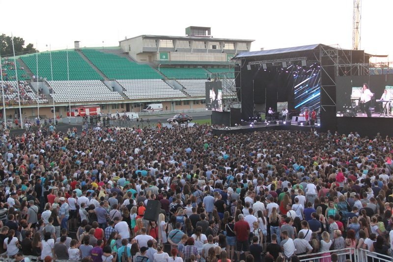 На День молоді у Полтаві школярка виграла автомобіль На День молоді у Полтаві школярка виграла автомобіль