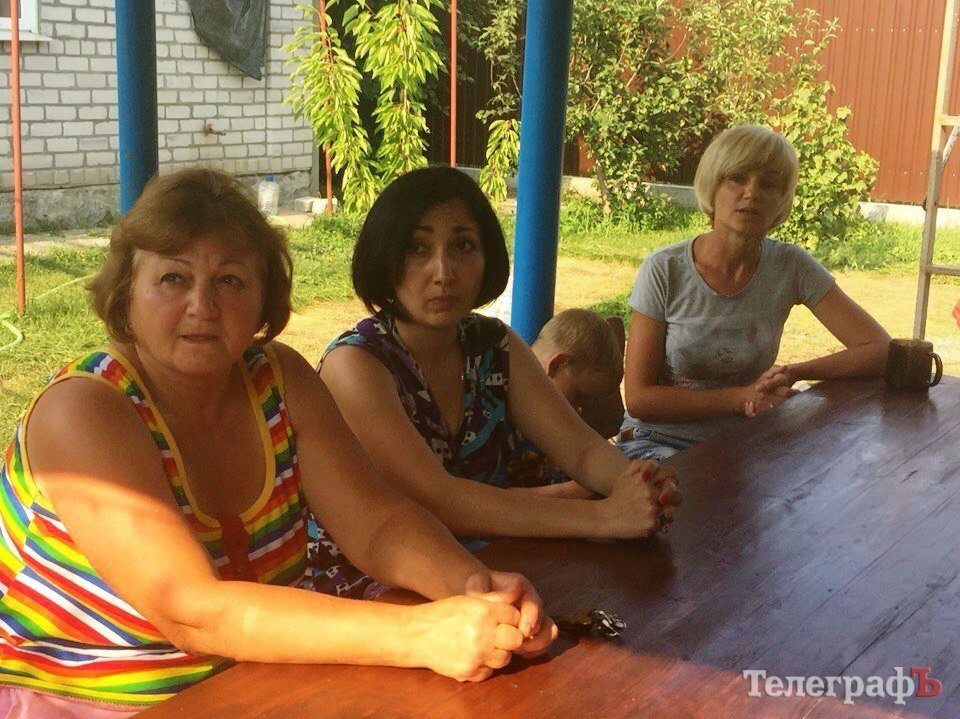 «Мы перестали выпускать детей на улицу», - жители Горишних Плавней, которых обвинили в избиении АТОшника «Мы перестали выпускать детей на улицу», - жители Горишних Плавней, которых обвинили в избиении АТОшника