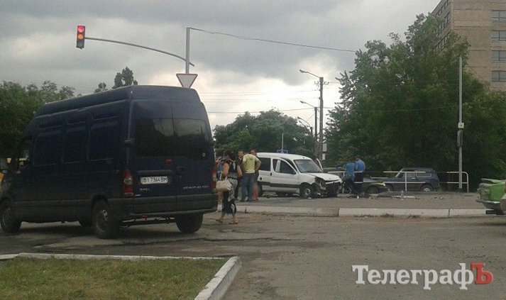 ДТП в Горишних Плавнях: автомобиль отбросило на тротуар ДТП в Горишних Плавнях: автомобиль отбросило на тротуар