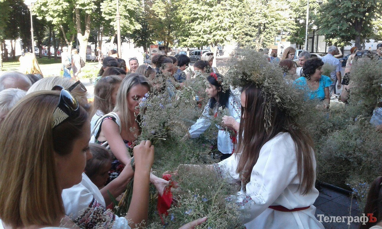 Кременчук зустрічав Купальську ніч танцями, піснями та плетінням вінків Кременчук зустрічав Купальську ніч танцями, піснями та плетінням вінків