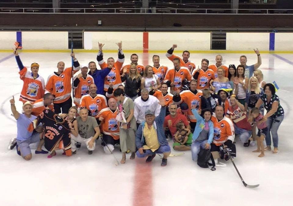 З Барселони ветерани хокейного клубу «Кременчук» привезли Кубок Фенікса З Барселони ветерани хокейного клубу «Кременчук» привезли Кубок Фенікса