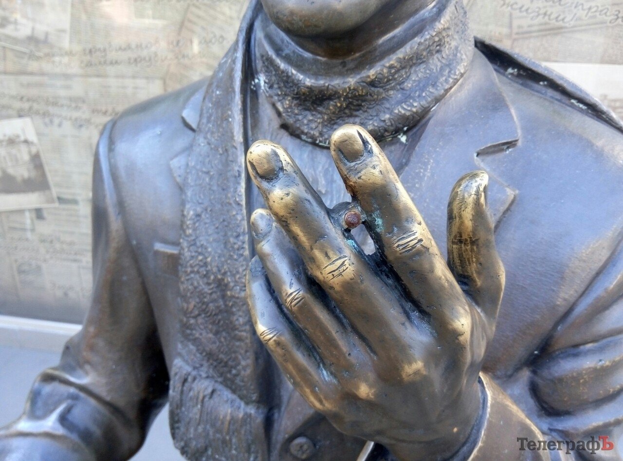 Безникотиновое детство в Кременчуге: у Остапа Бендера забрали сигарету Безникотиновое детство в Кременчуге: у Остапа Бендера забрали сигарету