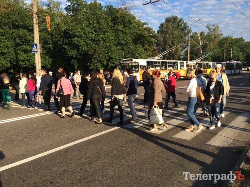 Люди против вони: кременчужане все-таки перекрыли дорогу на Молодежном Люди против вони: кременчужане все-таки перекрыли дорогу на Молодежном