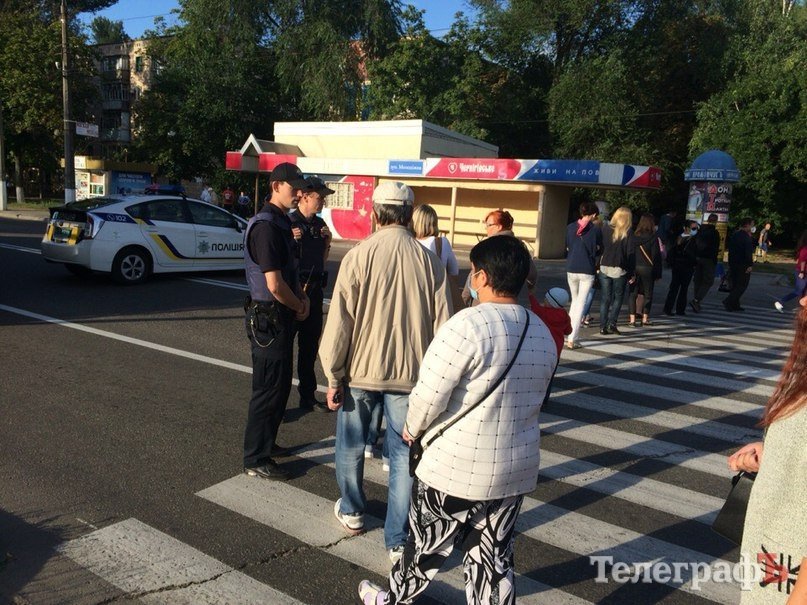Люди против вони: кременчужане все-таки перекрыли дорогу на Молодежном Люди против вони: кременчужане все-таки перекрыли дорогу на Молодежном