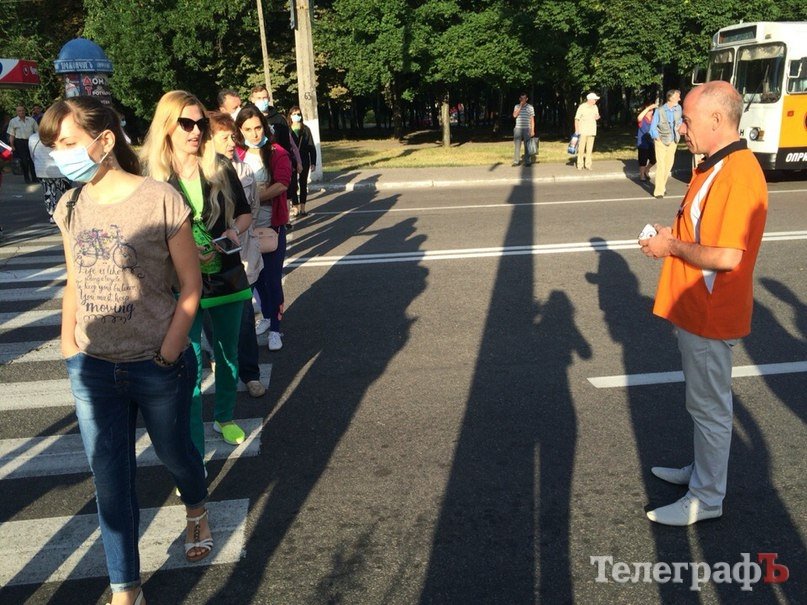 Люди против вони: кременчужане все-таки перекрыли дорогу на Молодежном Люди против вони: кременчужане все-таки перекрыли дорогу на Молодежном