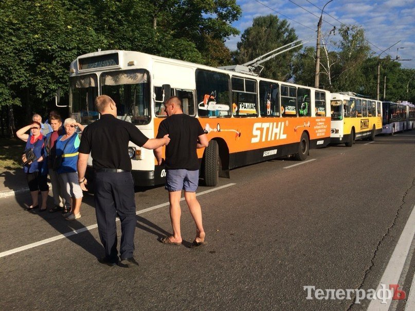 Люди против вони: кременчужане все-таки перекрыли дорогу на Молодежном Люди против вони: кременчужане все-таки перекрыли дорогу на Молодежном