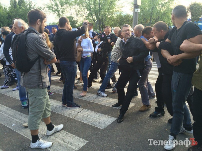 Люди против вони: кременчужане все-таки перекрыли дорогу на Молодежном Люди против вони: кременчужане все-таки перекрыли дорогу на Молодежном