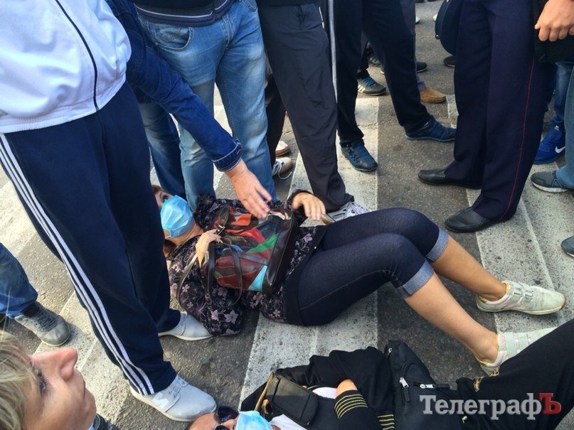 Люди против вони: кременчужане все-таки перекрыли дорогу на Молодежном Люди против вони: кременчужане все-таки перекрыли дорогу на Молодежном