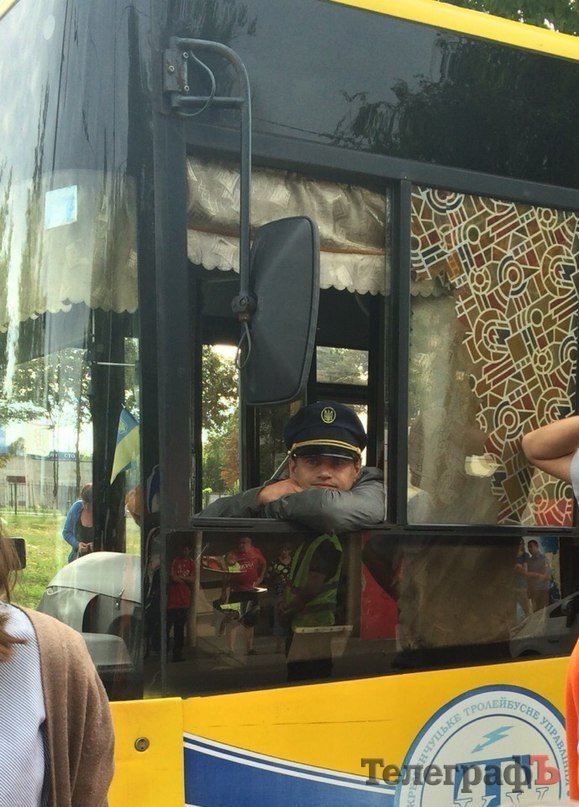 Люди против вони: кременчужане все-таки перекрыли дорогу на Молодежном Люди против вони: кременчужане все-таки перекрыли дорогу на Молодежном