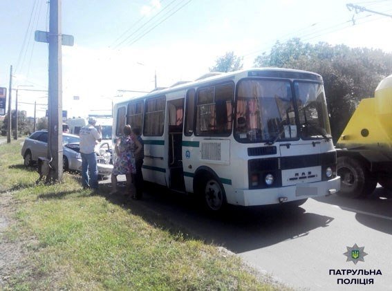 В Полтаве пьяный водитель Chevrolet въехал в автобус В Полтаве пьяный водитель Chevrolet въехал в автобус