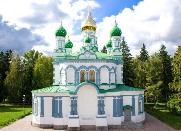 В Полтаве храм украсили двуглавым орлом и Петром І на коне, который топчет жёлто-голубой флаг В Полтаве храм украсили двуглавым орлом и Петром І на коне, который топчет жёлто-голубой флаг