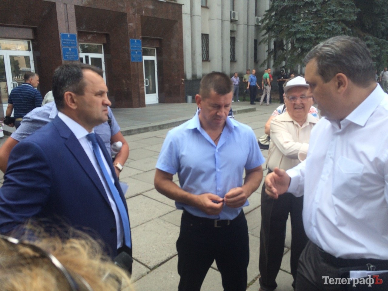 Под мэрией Кременчуга митинг. Люди кричат «Ганьба!» Под мэрией Кременчуга митинг. Люди кричат «Ганьба!»