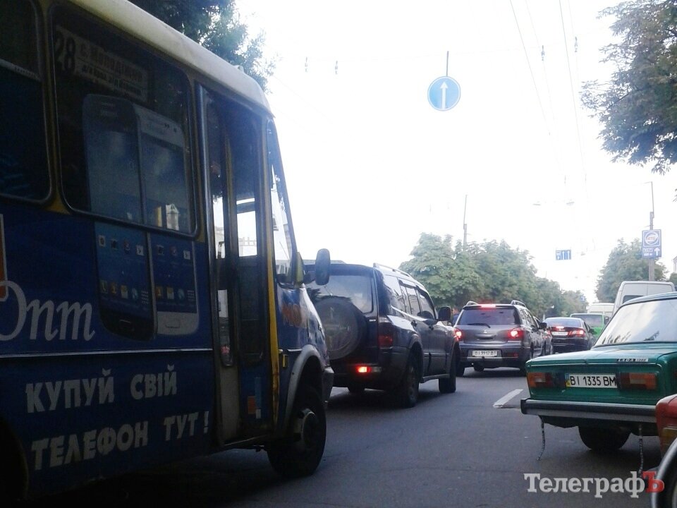 На Крюковском мосту и в центре Кременчуга пробка из-за грузовика На Крюковском мосту и в центре Кременчуга пробка из-за грузовика