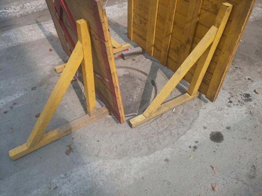 Ноу-хау: в Кременчуге люки начали обкладывать плиткой Ноу-хау: в Кременчуге люки начали обкладывать плиткой