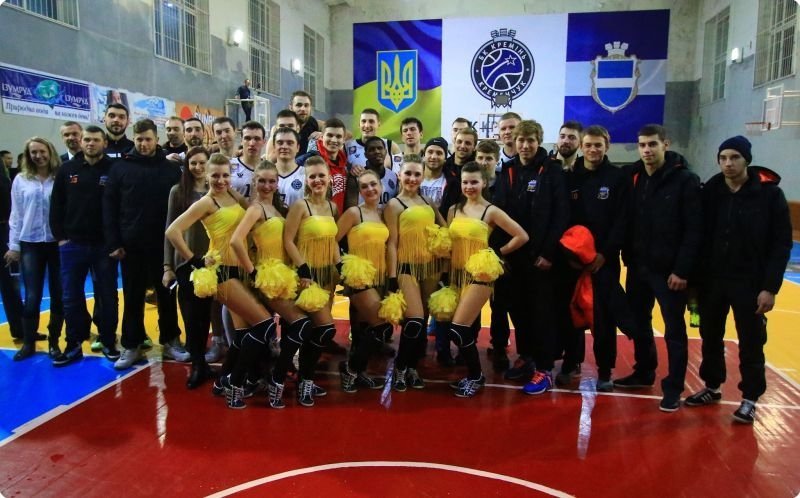 Кременчуцькі хокеїсти зіграли у баскетбол та гандбол за «хокейними правилами» Кременчуцькі хокеїсти зіграли у баскетбол та гандбол за «хокейними правилами»