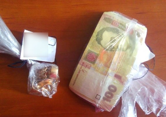 На Полтавщине мужчина поймал воровку, которая выбегала из его дома На Полтавщине мужчина поймал воровку, которая выбегала из его дома