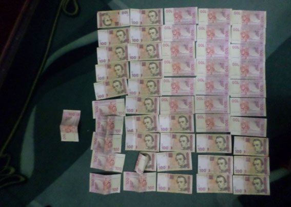 На Полтавщине мужчина поймал воровку, которая выбегала из его дома На Полтавщине мужчина поймал воровку, которая выбегала из его дома