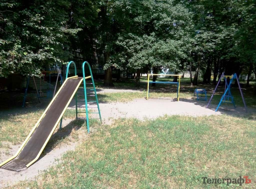В Кременчуге 6-летняя девочка застряла на детской горке - доставали спасатели В Кременчуге 6-летняя девочка застряла на детской горке - доставали спасатели