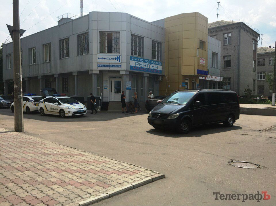 В центре Кременчуга ДТП: стоит Mercedes, лежит велосипед В центре Кременчуга ДТП: стоит Mercedes, лежит велосипед