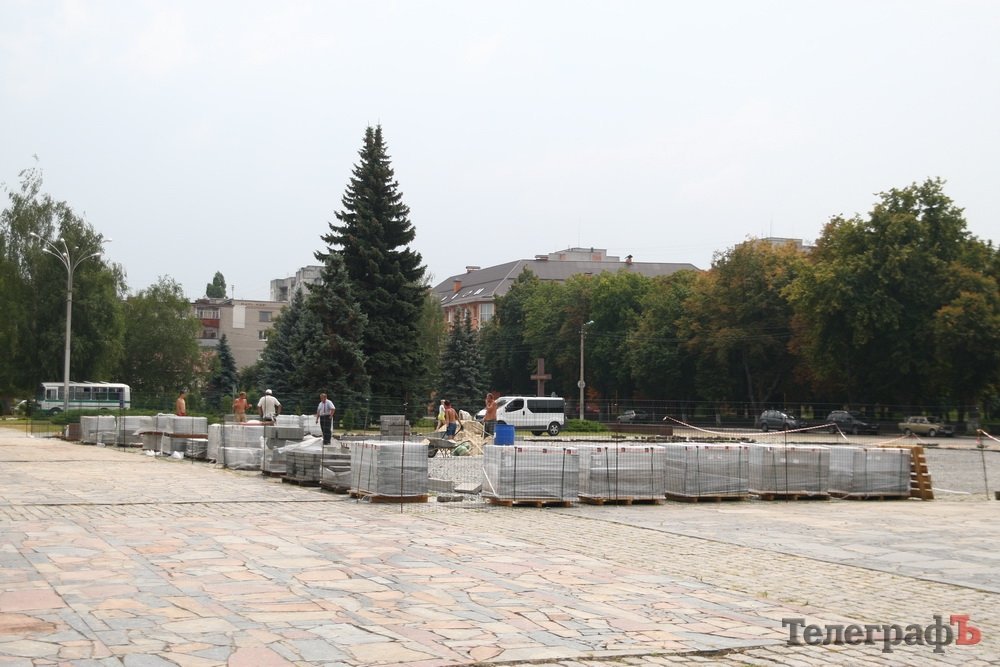 На площі Перемоги почали викладати вишиванку На площі Перемоги почали викладати вишиванку