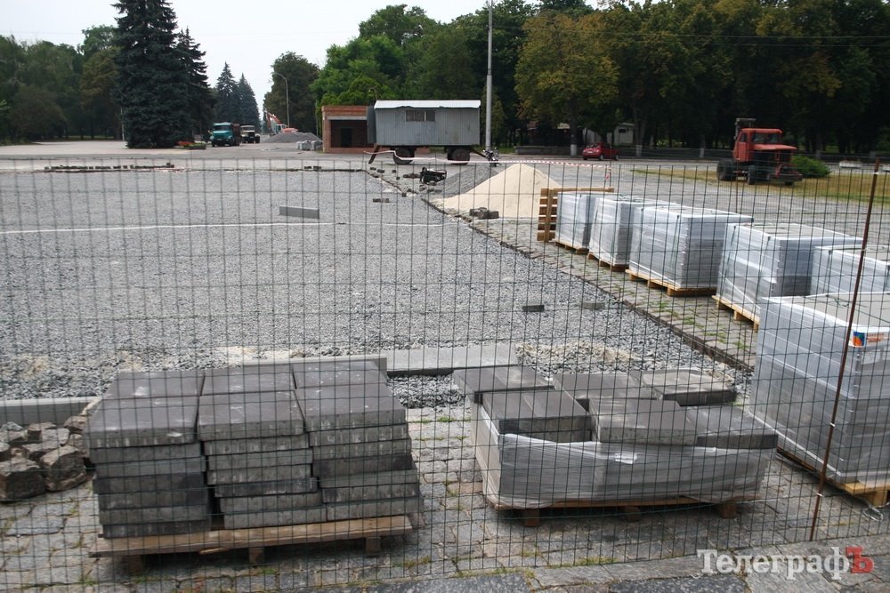 На площі Перемоги почали викладати вишиванку На площі Перемоги почали викладати вишиванку