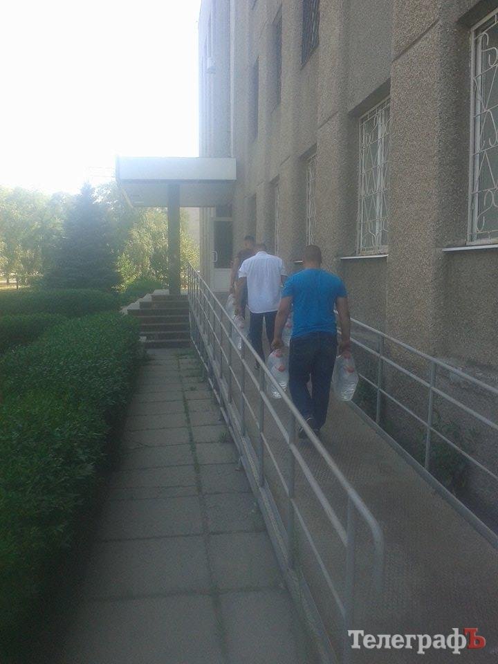 Кременчужанам, які під палючим сонцем боронять землю, передали воду Кременчужанам, які під палючим сонцем боронять землю, передали воду
