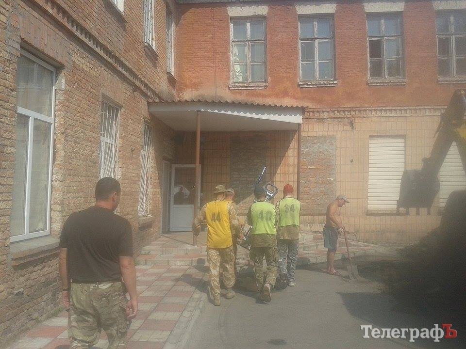 Кременчужанам, які під палючим сонцем боронять землю, передали воду Кременчужанам, які під палючим сонцем боронять землю, передали воду