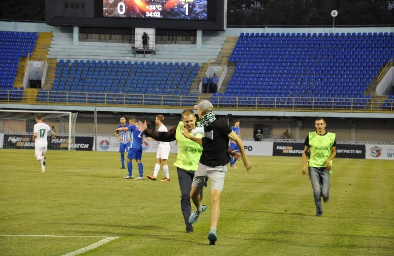 На матчі «Ворскла» - «Локомотіва» між правоохоронцями та вболівальниками сталася сутичка На матчі «Ворскла» - «Локомотіва» між правоохоронцями та вболівальниками сталася сутичка