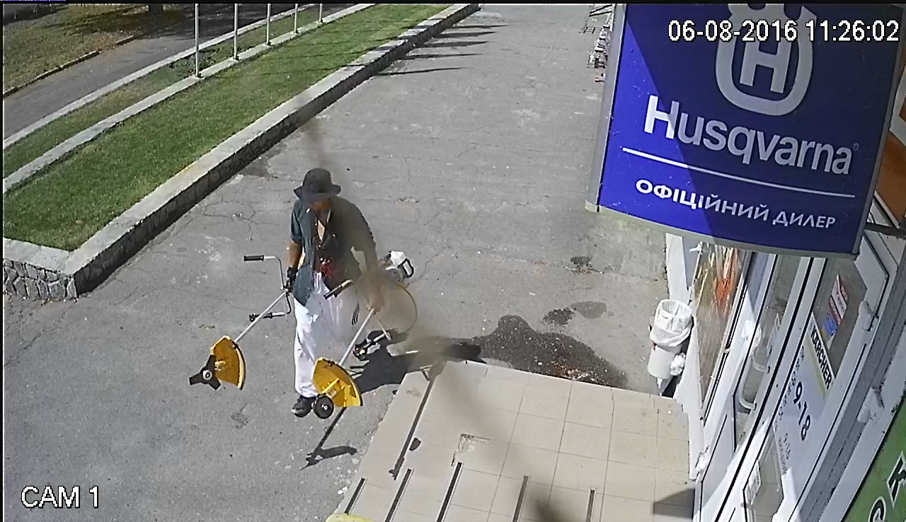 В Кременчуге воры с мороженком утащили 3 мотокосы. Звёзды YouTube... В Кременчуге воры с мороженком утащили 3 мотокосы. Звёзды YouTube...