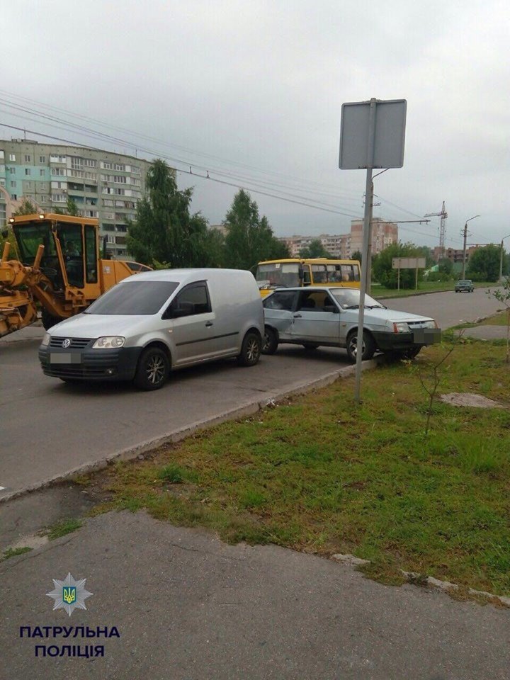 В Полтаве на пешеходном переходе за 10 минут произошло два ДТП В Полтаве на пешеходном переходе за 10 минут произошло два ДТП