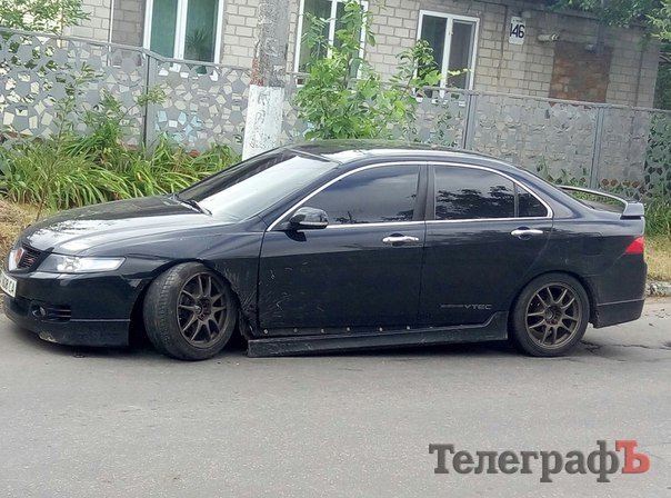В Кременчуге пьяного гонщика остановила яма В Кременчуге пьяного гонщика остановила яма
