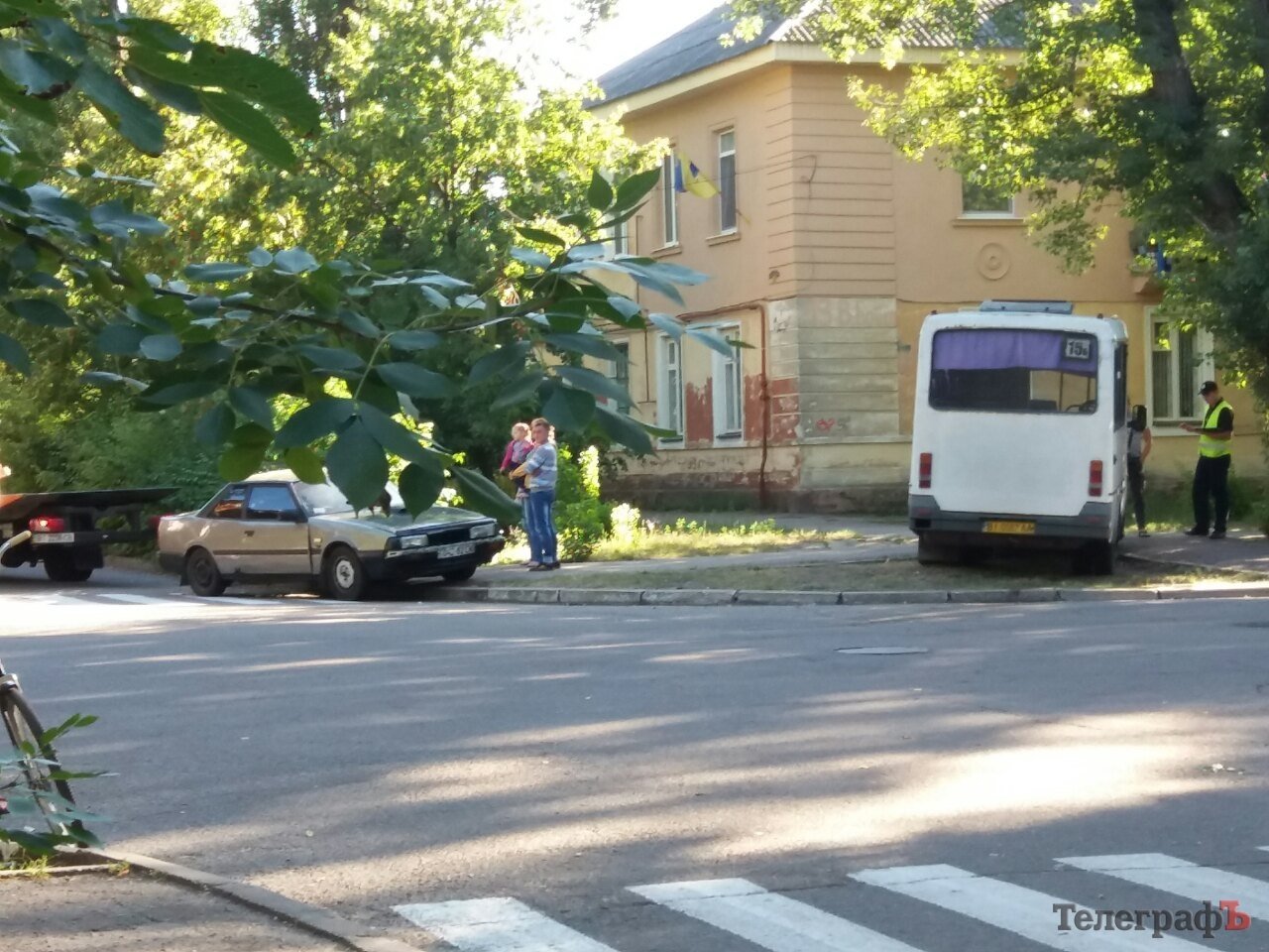 В Кременчуге после ДТП маршрутка вылетела на тротуар В Кременчуге после ДТП маршрутка вылетела на тротуар