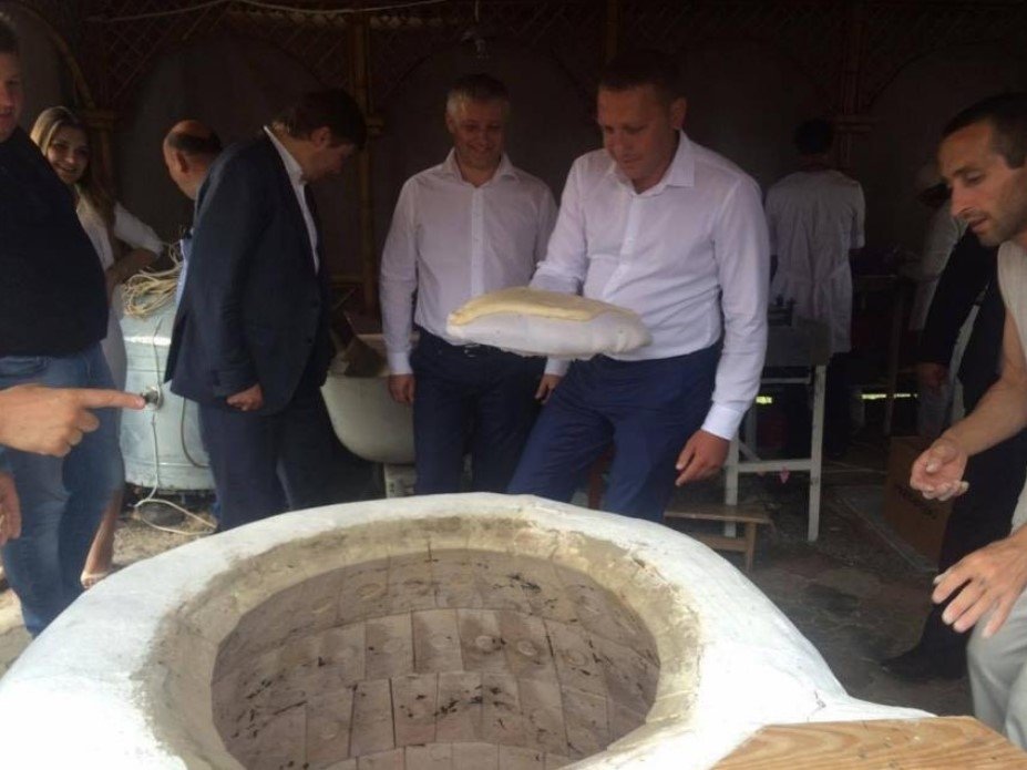 Як Малецький хліб у тандирі пік Як Малецький хліб у тандирі пік