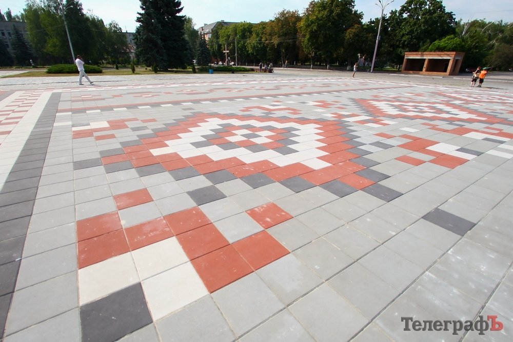 На центральной площади Кременчуга закончили выстилать «вышиванку» из плитки На центральной площади Кременчуга закончили выстилать «вышиванку» из плитки