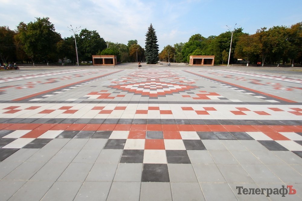 На центральной площади Кременчуга закончили выстилать «вышиванку» из плитки На центральной площади Кременчуга закончили выстилать «вышиванку» из плитки