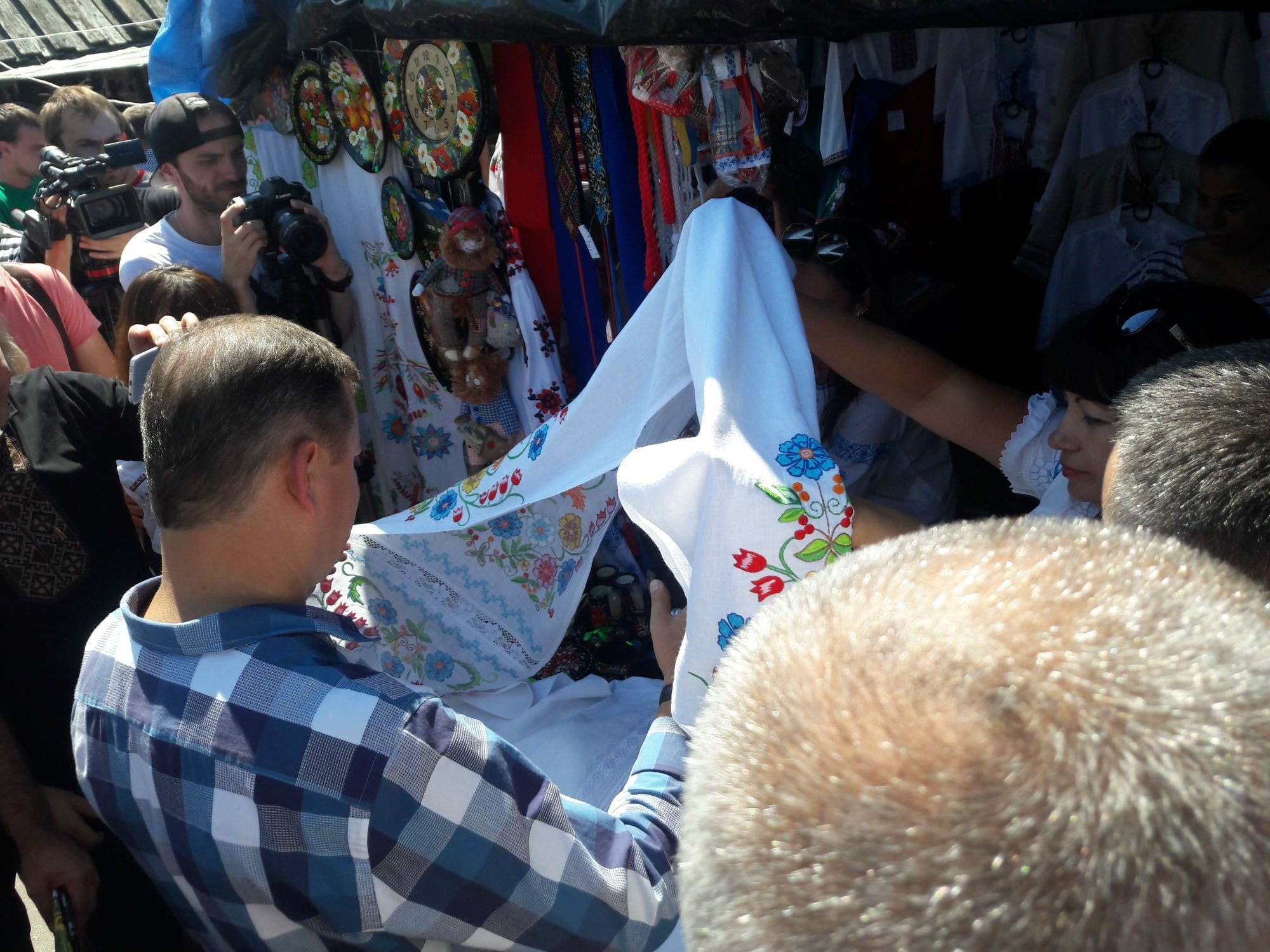 Олег Ляшко та кременчуцькі депутати відвідали Сорочинський ярмарок Олег Ляшко та кременчуцькі депутати відвідали Сорочинський ярмарок