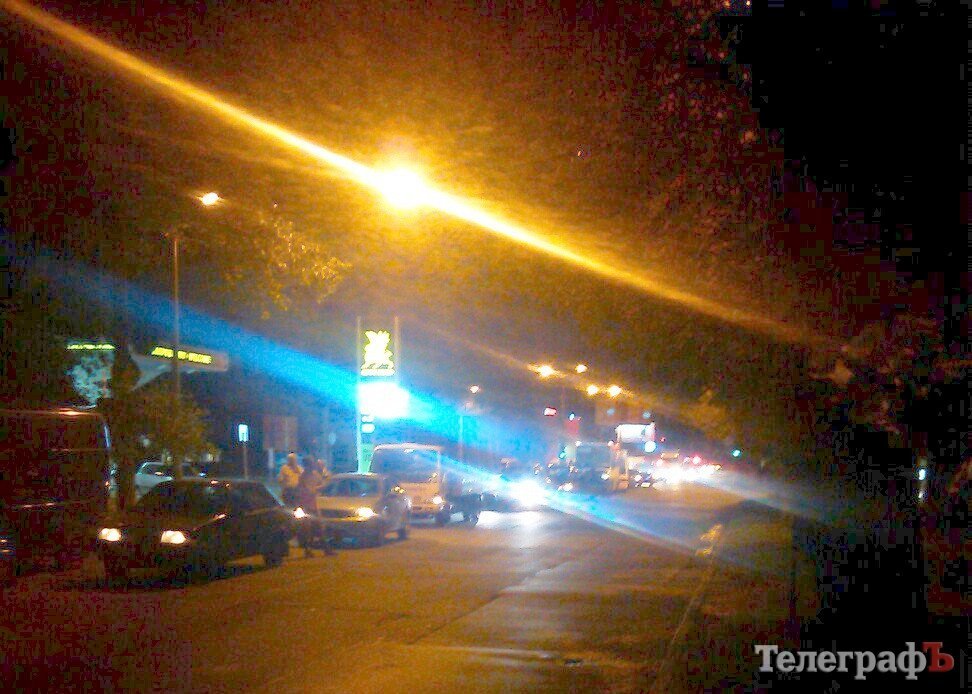 Вчера вечером коммунальники «успокаивали море» на Крюковском мосту Вчера вечером коммунальники «успокаивали море» на Крюковском мосту