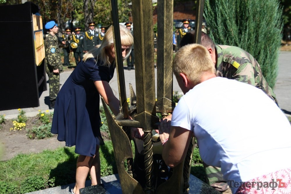 У Кременчуці відкрили меморіальний знак Героям АТО та загиблим в Іловайському котлі У Кременчуці відкрили меморіальний знак Героям АТО та загиблим в Іловайському котлі