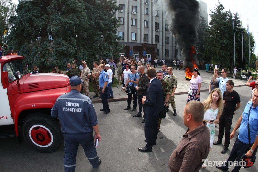 Скандал на сессии Кременчугского горсовета: возле мэрии горят шины из-за «домика Шаповалова» Скандал на сессии Кременчугского горсовета: возле мэрии горят шины из-за «домика Шаповалова»