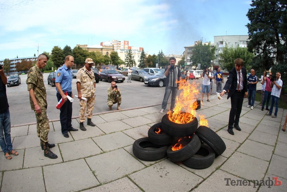 Скандал на сессии Кременчугского горсовета: возле мэрии горят шины из-за «домика Шаповалова» Скандал на сессии Кременчугского горсовета: возле мэрии горят шины из-за «домика Шаповалова»