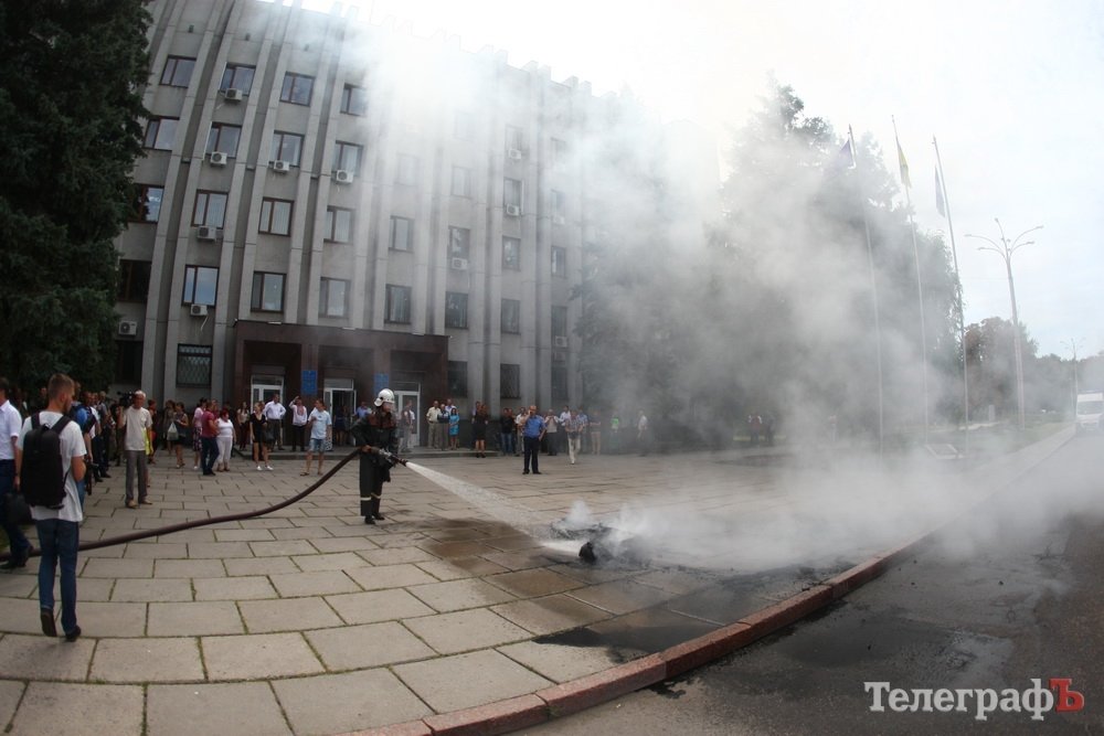 Скандал на сессии Кременчугского горсовета: возле мэрии горят шины из-за «домика Шаповалова» Скандал на сессии Кременчугского горсовета: возле мэрии горят шины из-за «домика Шаповалова»