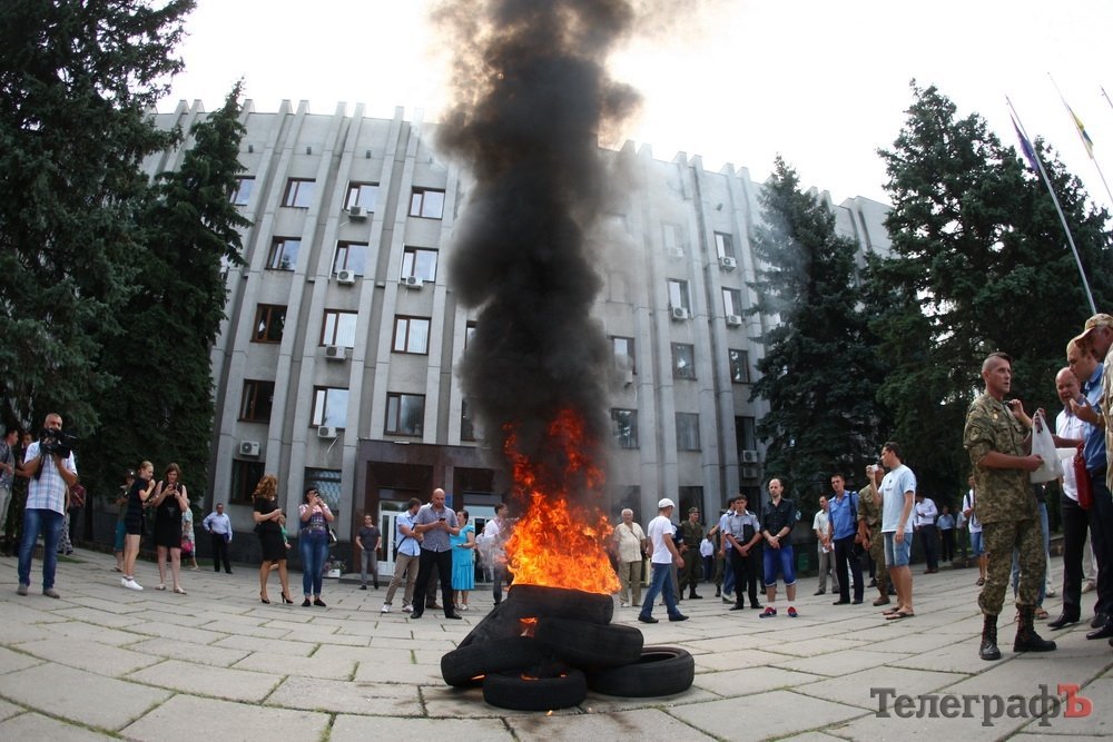 Скандал на сессии Кременчугского горсовета: возле мэрии горят шины из-за «домика Шаповалова» Скандал на сессии Кременчугского горсовета: возле мэрии горят шины из-за «домика Шаповалова»